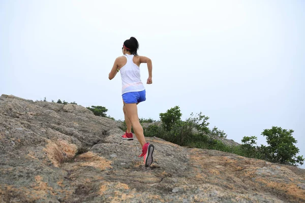 Junge Fitness Frau Rennt Auf Den Berggipfel Meer — Stockfoto