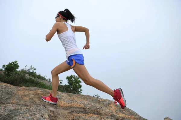 Młoda Kobieta Fitness Działa Nadmorskiej Góry — Zdjęcie stockowe