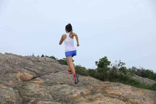 Jovem Mulher Fitness Correndo Até Topo Montanha Beira Mar — Fotografia de Stock