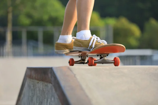 Bruslařská Nožičky Skateparku Městě — Stock fotografie