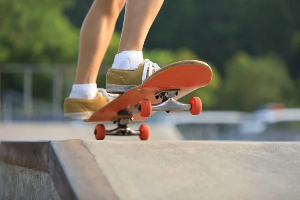 Skater Beine Skaten Skatepark Der Stadt — Stockfoto