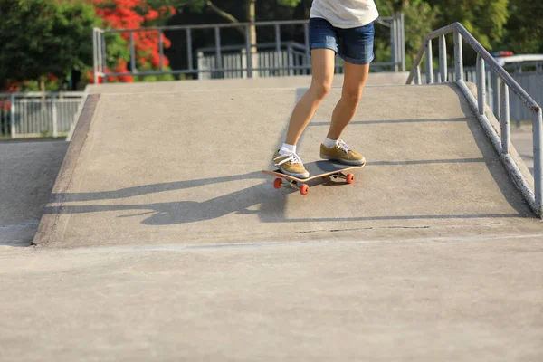 Patinador Pernas Patinação Skatepark Cidade — Fotografia de Stock