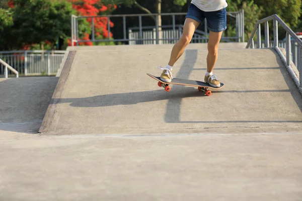 Gambe Pattinatrici Pattinaggio Allo Skatepark Città — Foto Stock