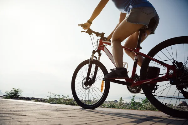 Cyklistická Žena Jezdila Horských Kolech Pobřeží Východu Slunce — Stock fotografie