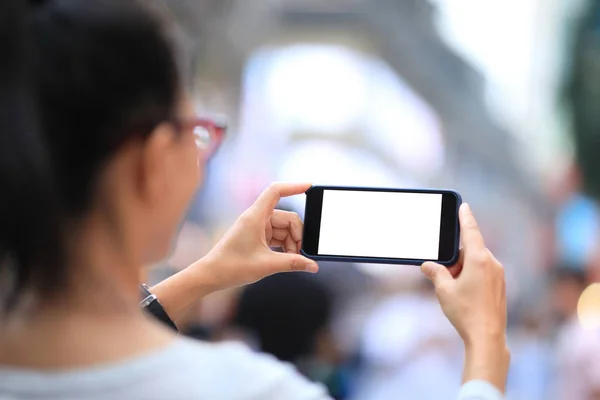 Vrouw Met Behulp Van Smartphone Straat Stad — Stockfoto