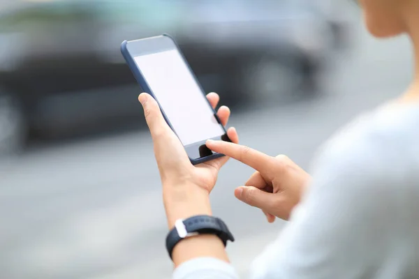 Frau Benutzt Smartphone Auf Straße Der Stadt — Stockfoto