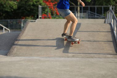 kadın kaykaycı bacaklar kaykay