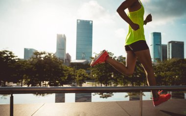 Sağlıklı yaşam tarzı, fitness kadın gündoğumu şehirde çalışan