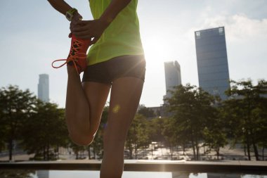 Sağlıklı yaşam tarzı, çalışan önce ısınma kadın koşucu