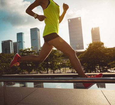 Sağlıklı yaşam tarzı, fitness kadın gündoğumu şehirde çalışan