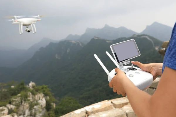 Személy Ellenőrzése Repülő Drone Amely Fotózás Nagy Falat Táj Kínában — Stock Fotó