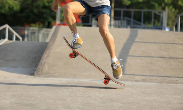 Női Gördeszkások Lábak Korcsolyázás Skatepark — Stock Fotó