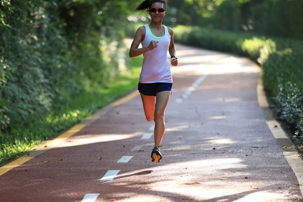 Γυναίκα Δρομέας Τρέχει Στο Καλοκαιρινό Μονοπάτι Του Πάρκου Υγιεινό Γυμναστήριο — Φωτογραφία Αρχείου