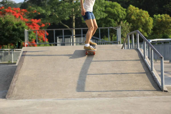 Kvinna Skateboardåkare Legs Skridskor Skate Park — Stockfoto