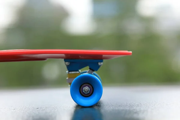 Red Skateboard Klaar Rijden Stad — Stockfoto