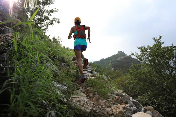 Молодая Женщина Бегущая Тропе Бегущая Большой Стены Вершине Горы — стоковое фото