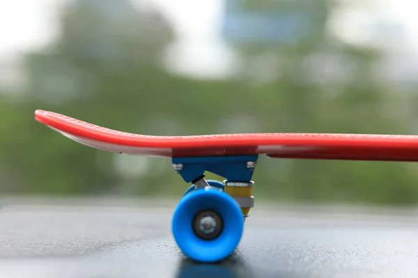 Red Skateboard Klaar Rijden Stad — Stockfoto