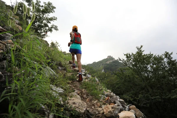 Молодая Женщина Бегущая Тропе Бегущая Большой Стены Вершине Горы — стоковое фото