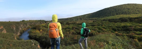 Femmes Randonneurs Amis Avec Sac Dos Randonnée Dans Les Collines — Photo