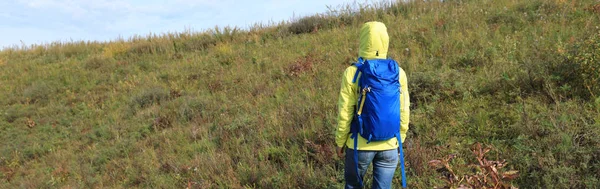 Kvinna Vandrare Med Ryggsäck Vandring Höst Kullar — Stockfoto