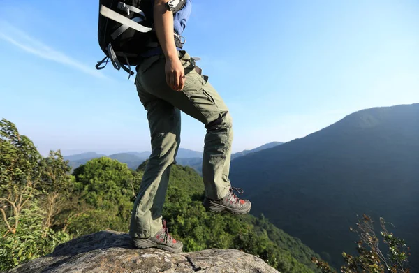 Furchtlose Wanderin Wandert Zur Felskante Auf Dem Gipfel — Stockfoto