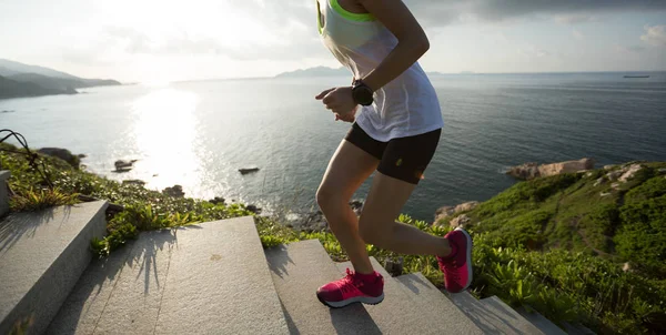 海辺山の階段を駆け上がり決定の女性 — ストック写真