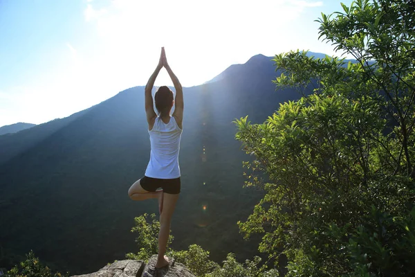 Женщина Йога Медитирует Краю Скалы Восходе Солнца — стоковое фото