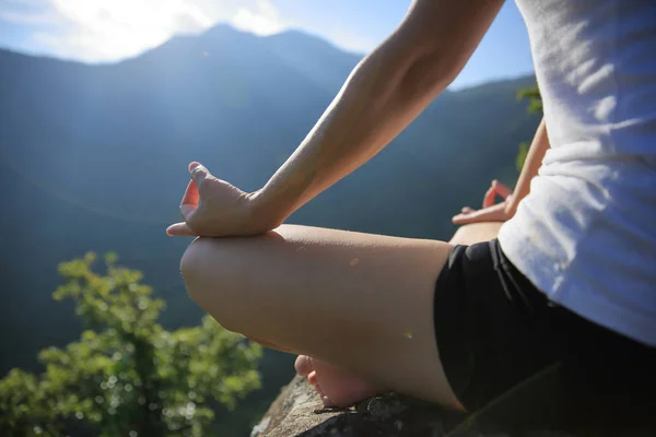 Mulher Ioga Meditando Pico Montanha Borda Penhasco Nascer Sol — Fotografia de Stock