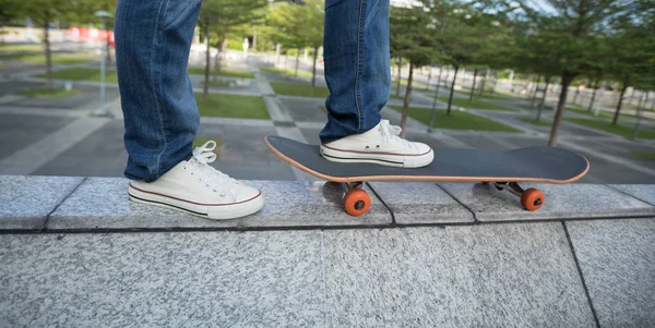 Skateboarder Sur Bord Mur Bâtiment Urbain Ville Images De Stock Libres De Droits