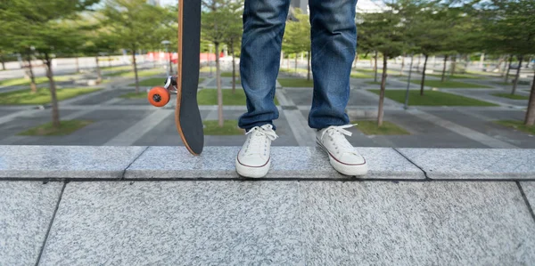 Skateboarder Sul Bordo Muro Edificio Urbano Città Immagini Stock Royalty Free