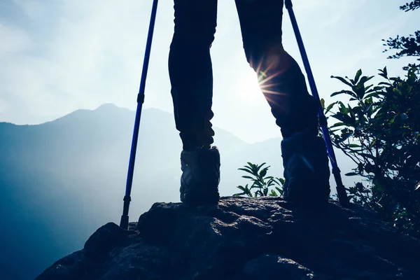 Successful Hiker Legs Mountain Peak Rock Cliff Edge — Stock Photo, Image