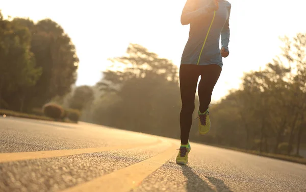 Junge Fitnessläuferin Läuft Auf Sonnenaufgangsstraße — Stockfoto