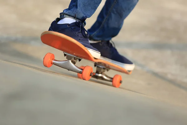 市内のスケートパークでスケートボードの足スケートボード — ストック写真
