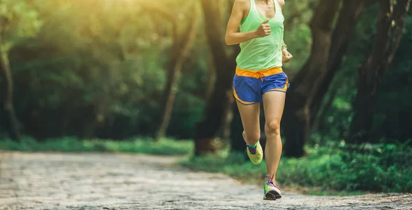 Jonge Fitness Vrouw Trail Runner Die Bos Loopt — Stockfoto