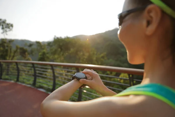 Jonge Vrouw Jogger Klaar Lopen Instellen Kijken Naar Sport Slim — Stockfoto