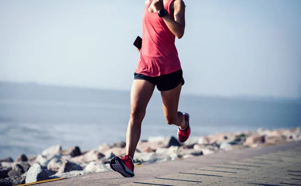 Fitness Sportvrouw Uitgevoerd Zonnige Kust — Stockfoto