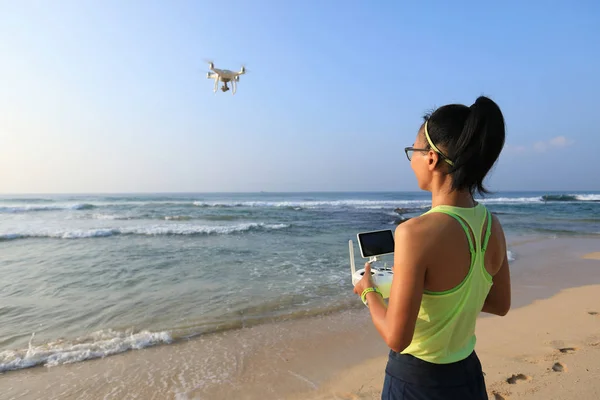 Mulher Fotógrafa Pousando Tirando Drone Beira Mar — Fotografia de Stock