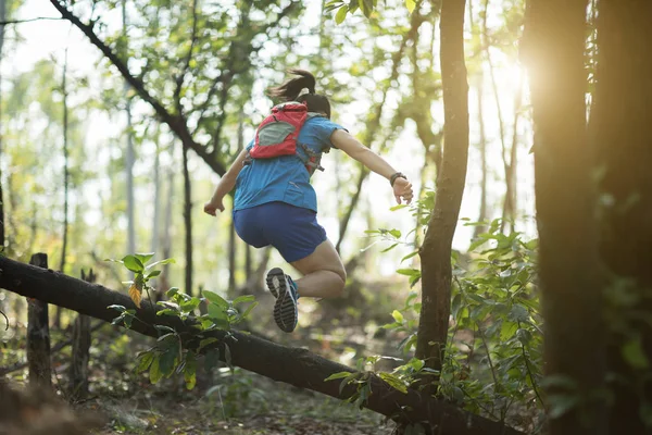 Tropik Sonbahar Ormanlarında Koşan Sporcu Ultramaraton Kros Izi — Stok fotoğraf