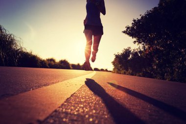 Fitness kadın sabah sahil yolu üzerinde çalışan