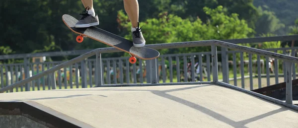 Skateboarder Skateboard Dans Skate Park Ville — Photo