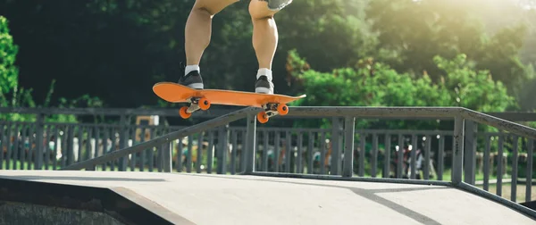 Gördeszkás Gördeszkázás Skate Park Városban — Stock Fotó