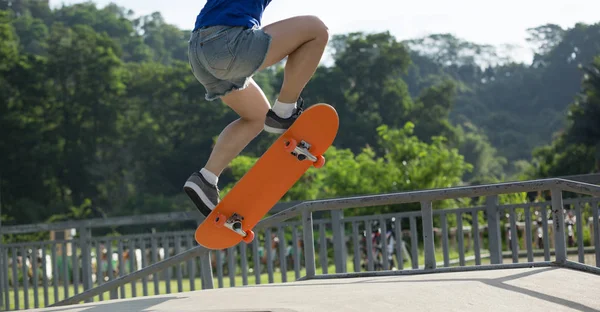 滑板滑板在城市的滑板公园 — 图库照片
