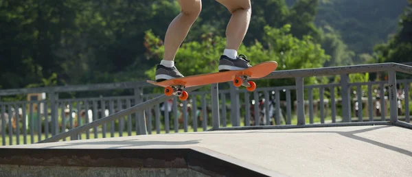 Skateboarder Skateboardingu Bruslit Parku Městě — Stock fotografie