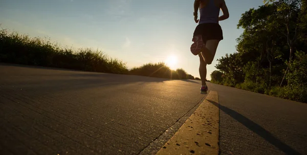 Fitness Vrouw Draait Zee Trail Ochtend — Stockfoto