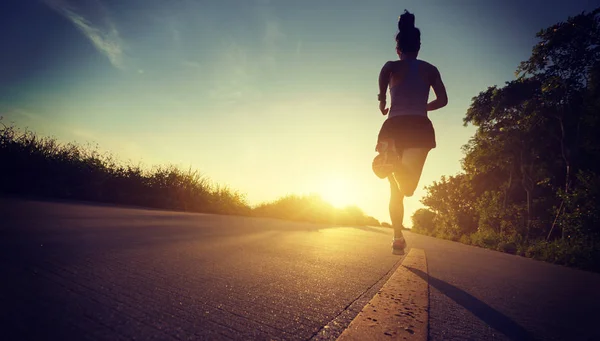 Fitness Frau Läuft Morgens Auf Strandpfad — Stockfoto