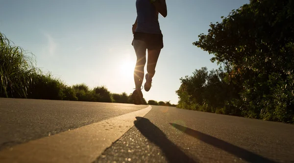 Donna Fitness Che Corre Sul Sentiero Sul Mare Mattino — Foto Stock