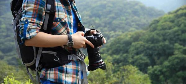 Kvinnan Fotograf Att Foto Morgonen Fjällskog — Stockfoto