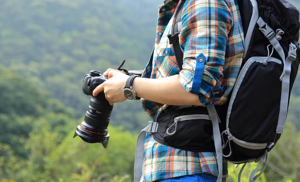 Kvinnan Fotograf Att Foto Morgonen Fjällskog — Stockfoto