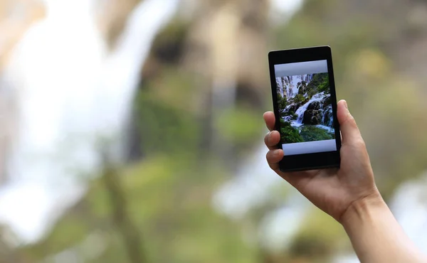 Kvinna Turist Tar Foto Smartphone — Stockfoto