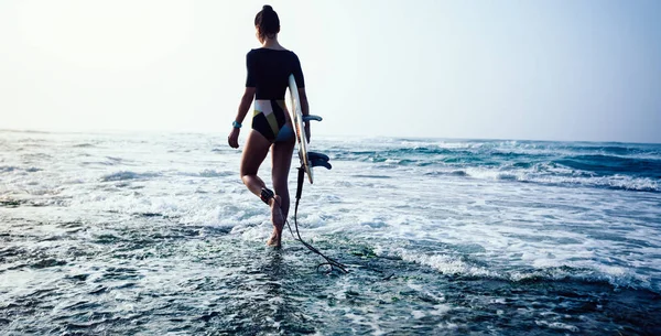 Femme Surfeuse Avec Planche Surf Sur — Photo